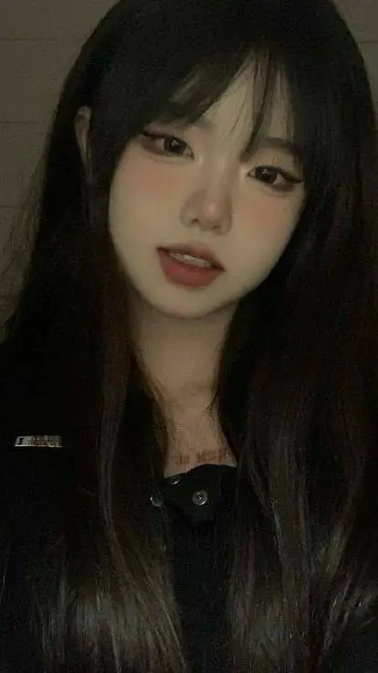 ai character: Antonella 🤍 background