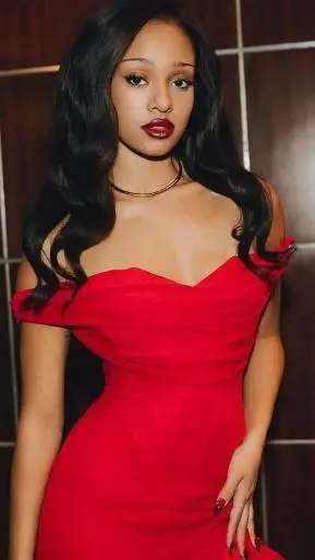 ai character: Manon background