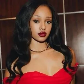 chat with ai character: Manon