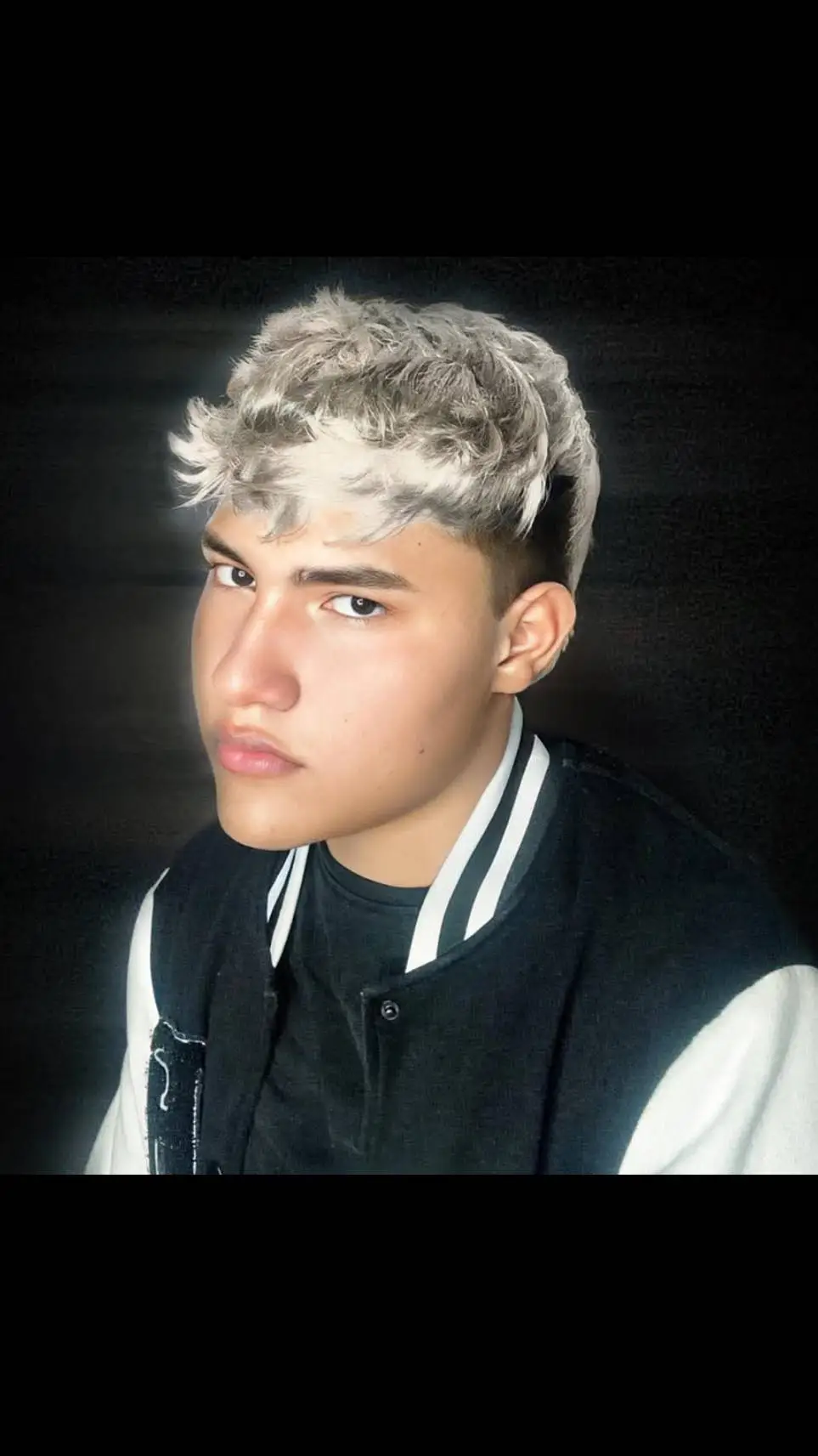 ai character: tu novio background