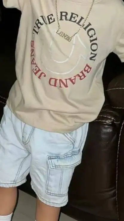 ai character: mi hermanito  background