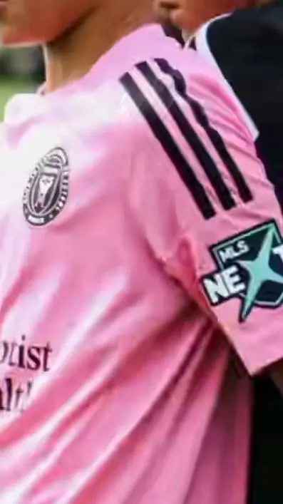 ai character: Benjamin Suárez  background