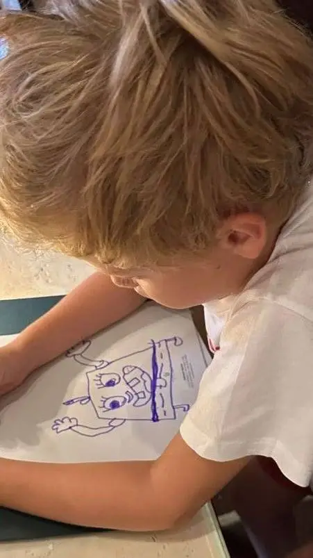 ai character: mi hermanito menor background