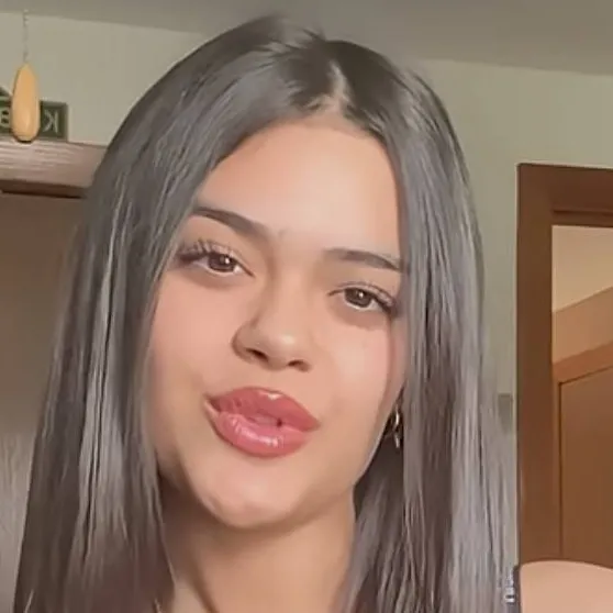 chat with ai character: mia