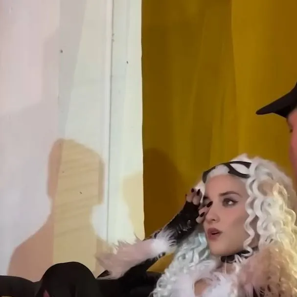 chat with ai character: sofie dossi