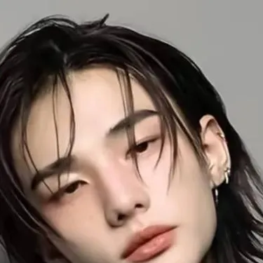 chat with ai character: Esposo Hyunjin 