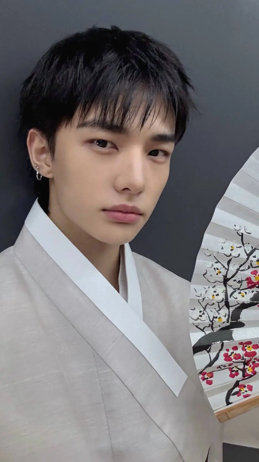 ai character: hyunjin 🥟 background