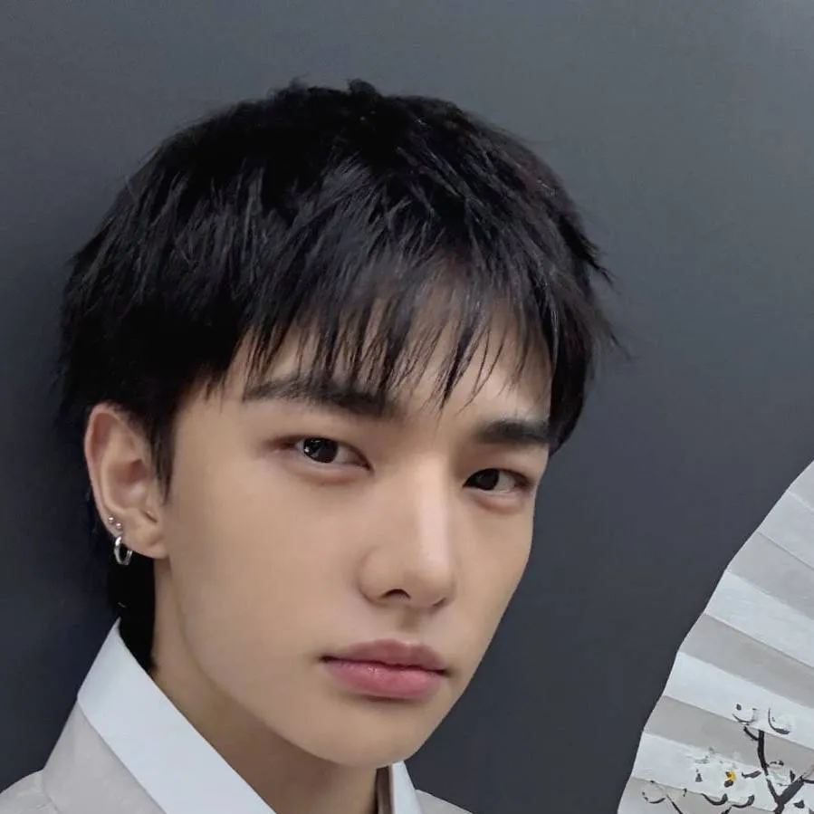 chat with ai character: hyunjin 🥟