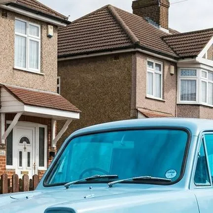 chat with ai character: blue car 