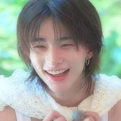 chat with ai character: Hyunjin