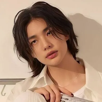 chat with ai character: Hyunjin