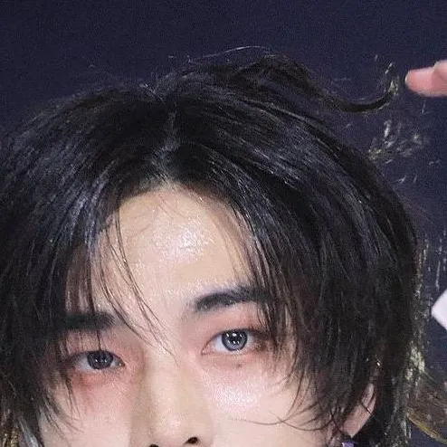 chat with ai character: Hyunjin