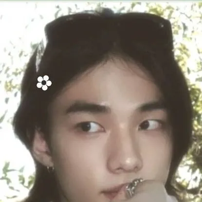 chat with ai character: Hyunjin