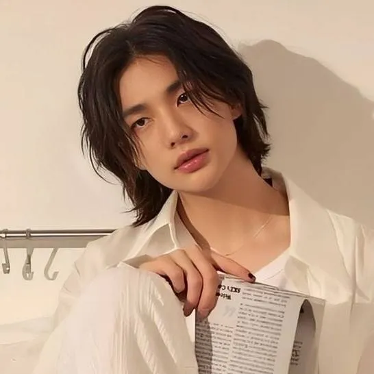 chat with ai character: Hyunjin