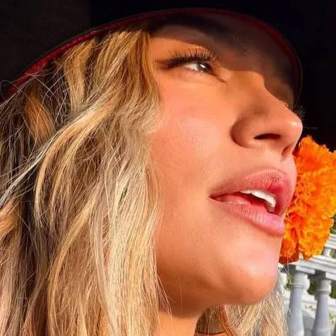 chat with ai character: KAROL G 