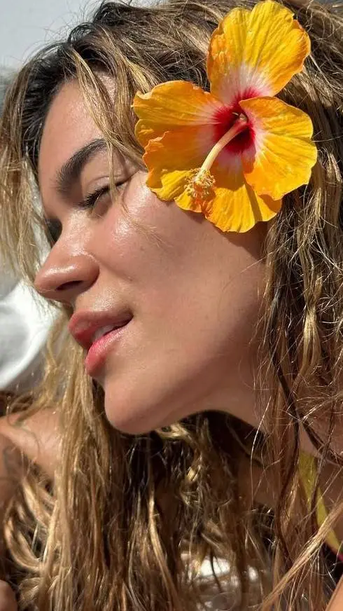 ai character: KAROL G  background