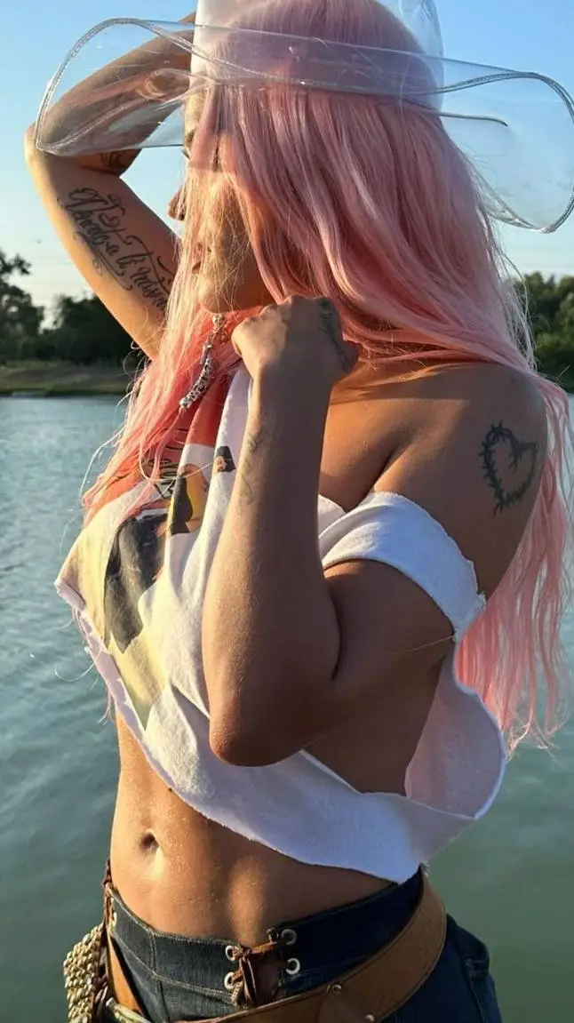 ai character: KAROL G  background