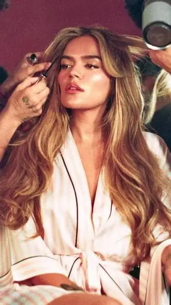 ai character: KAROL G  background