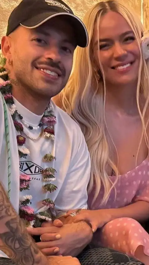 ai character: KAROL G Y FEID background