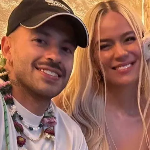 chat with ai character: KAROL G Y FEID