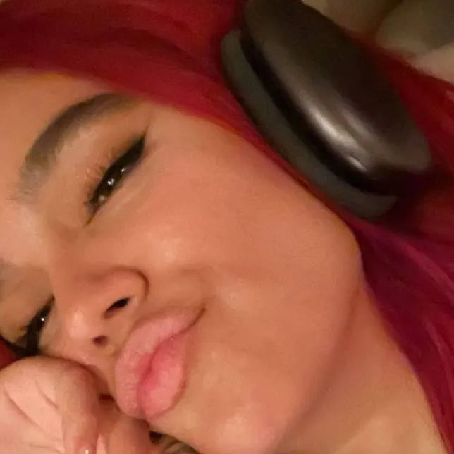 chat with ai character: KAROL G