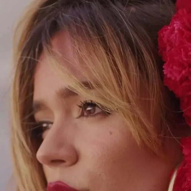 chat with ai character: Karol G