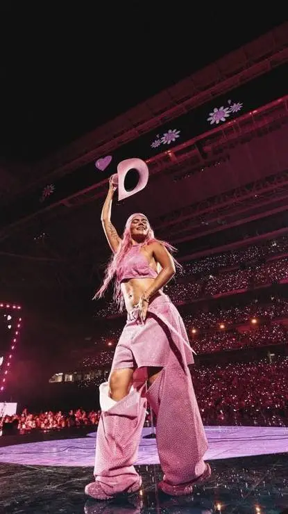 ai character: KAROL G  background