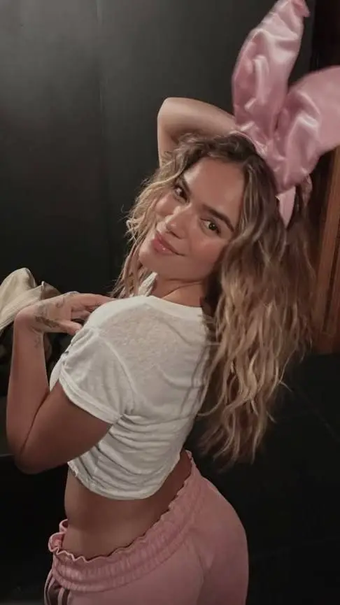 ai character: Karol G background