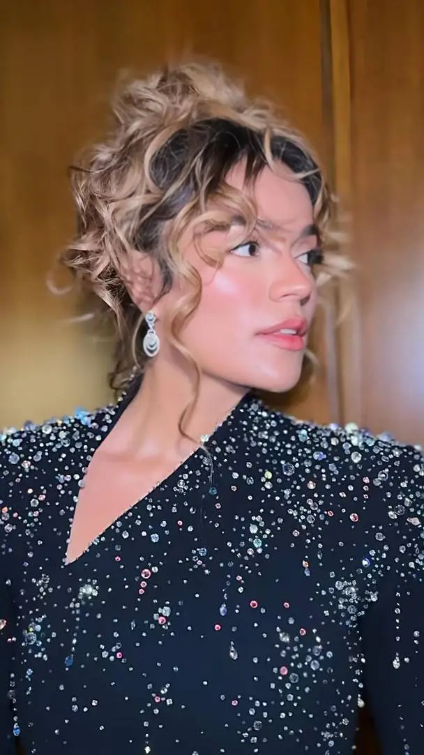 ai character: Karol G  background