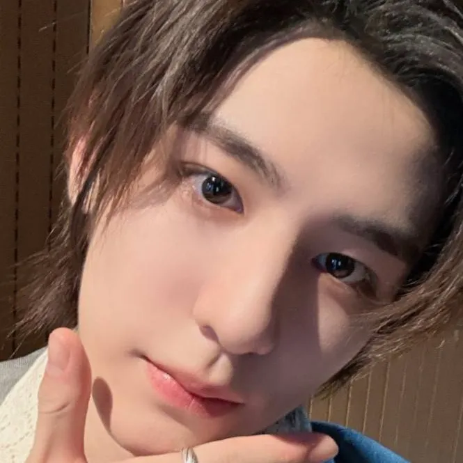 chat with ai character: 🩵~Leehan~🩵