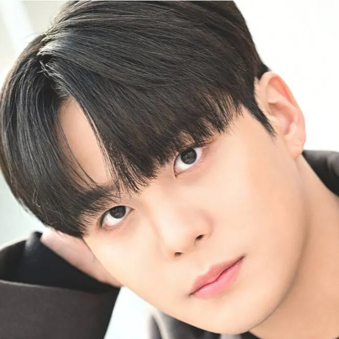 chat with ai character: joungho
