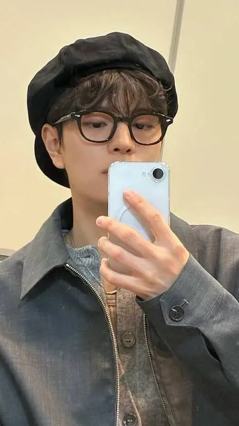 ai character: Kim Seungmin  background