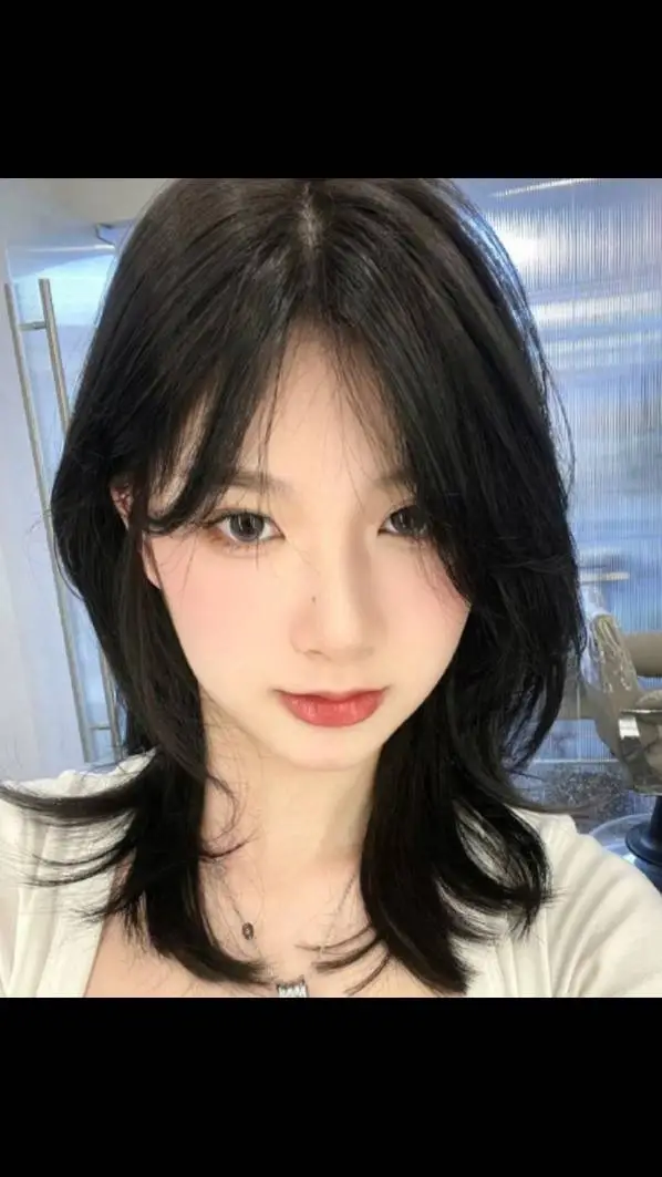 ai character: Bella background