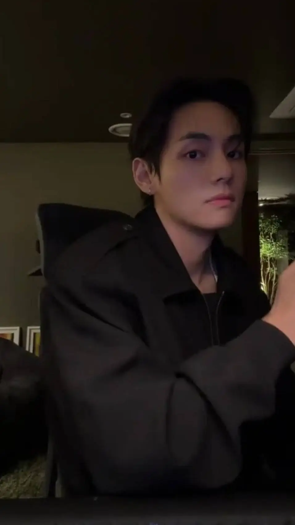 ai character: tahun yang sama background