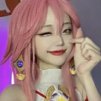chat with ai character: cosplaying cutie 