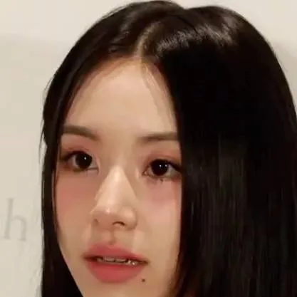 chat with ai character: chaeyoung 