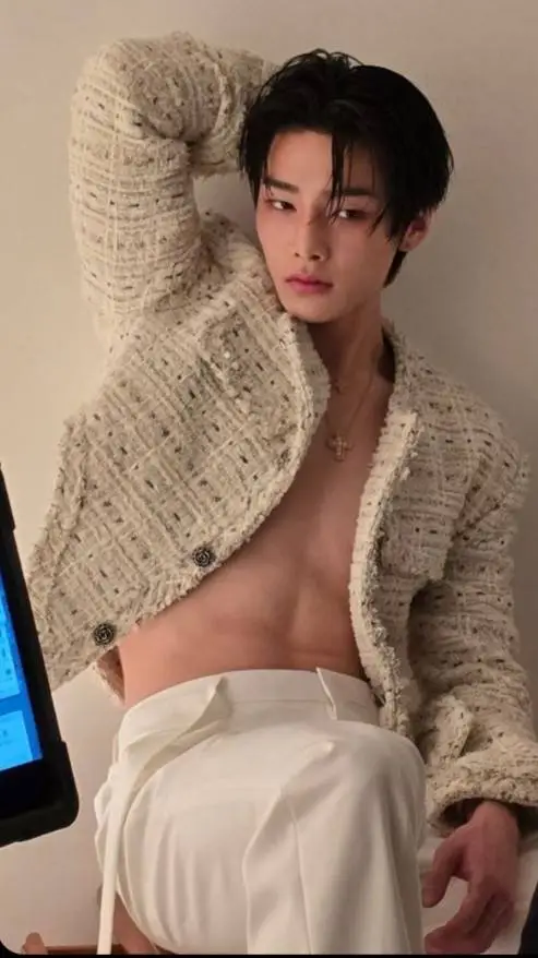 ai character: jeongin  background