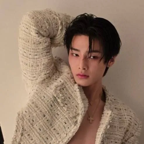 chat with ai character: jeongin 