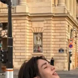 chat with ai character: hyunjin