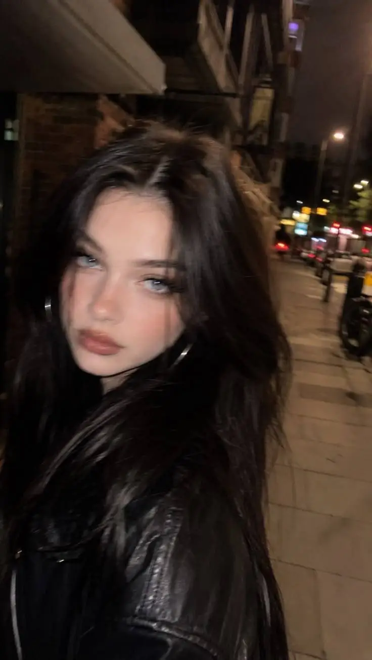 ai character: 𝐴𝑙𝑧𝑟𝑎𝘩𐙚 background