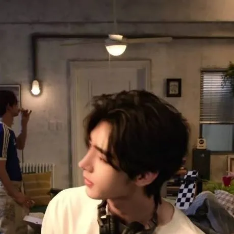 chat with ai character: ୧୨Park Sunghoon ʚɞ