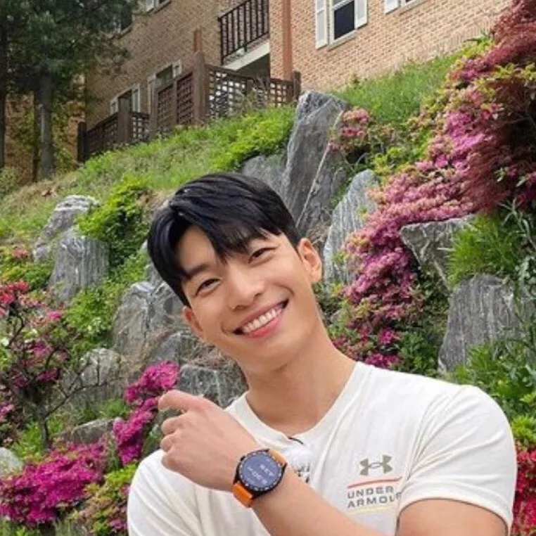 chat with ai character: Wi ha joon🇰🇷