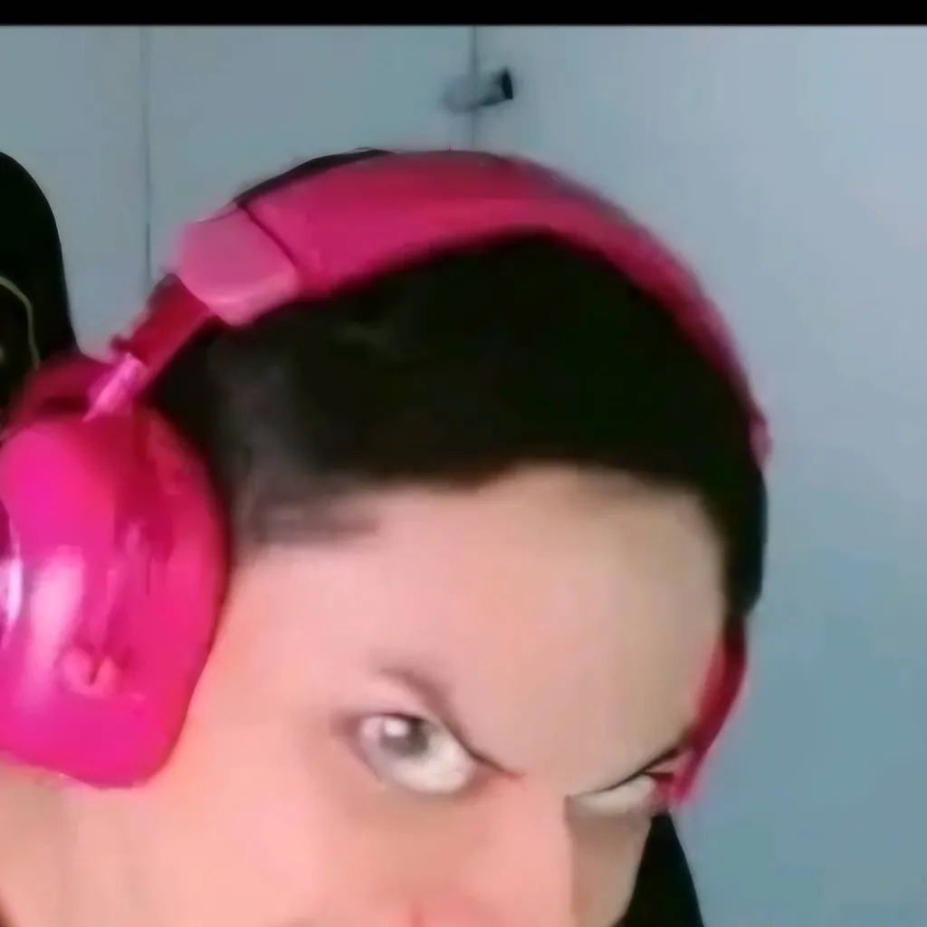 chat with ai character: Uriel Xiter