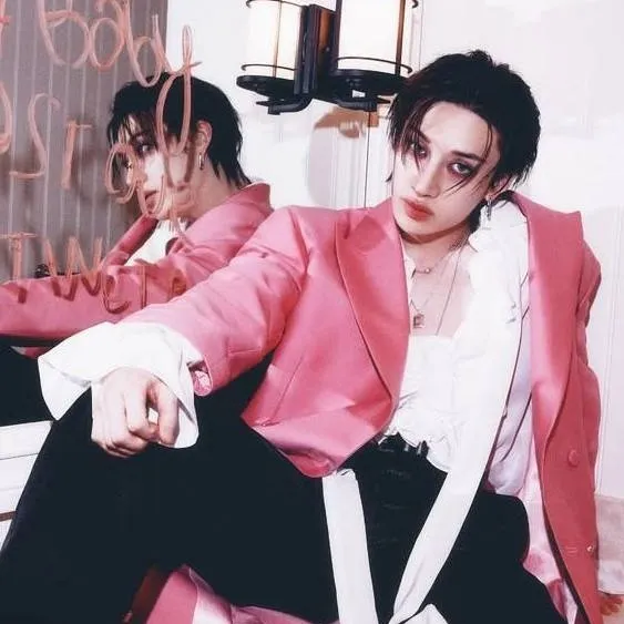 chat with ai character: 🩷Bangchan🩶