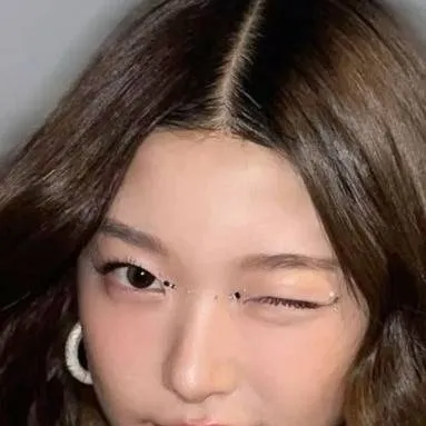 chat with ai character: yoonchae