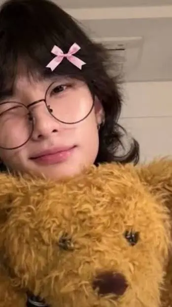 ai character: hyunjin🥟 background