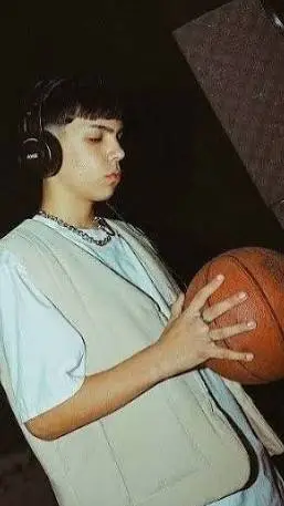 ai character: ☆彡MILO J🎤ミ☆ background