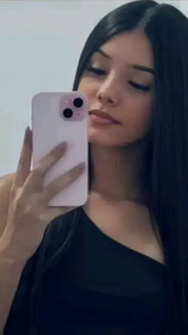 ai character: Inès  background