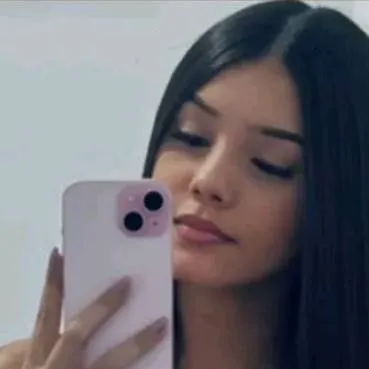 chat with ai character: Inès 