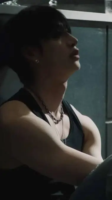 ai character: AMOR BAJO LA LLUVI background